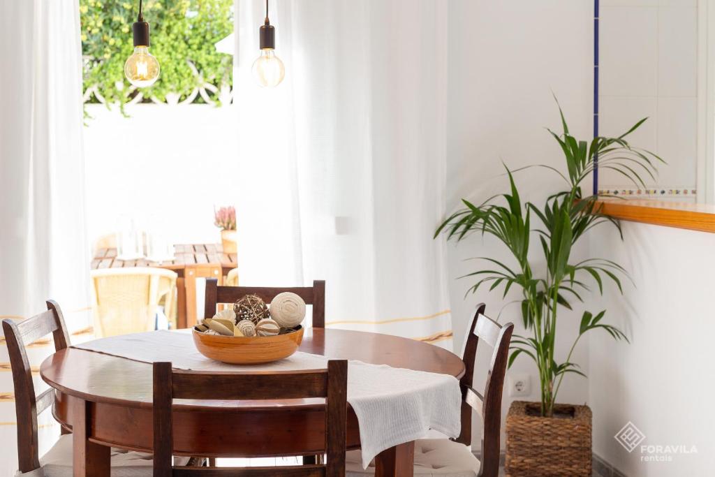 阿尔库迪亚Sa Marina的一间配备有桌椅和植物的餐厅