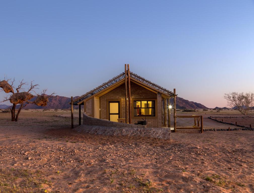 塞斯瑞姆沙漠营地酒店的田间中的小房子
