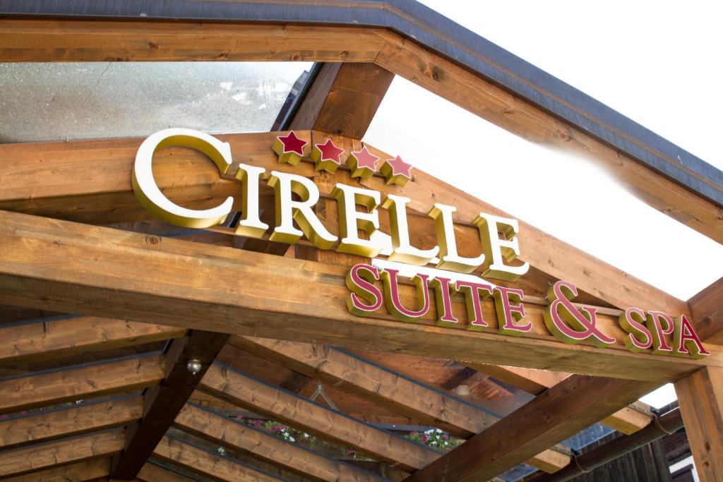 卡纳泽伊Hotel Cirelle Suite & Spa的餐厅屋顶上的标志