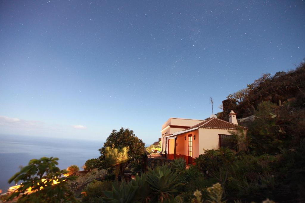 丰卡连特德拉帕尔马艾尔尼斯佩罗度假屋的夜空坐在山顶的房子