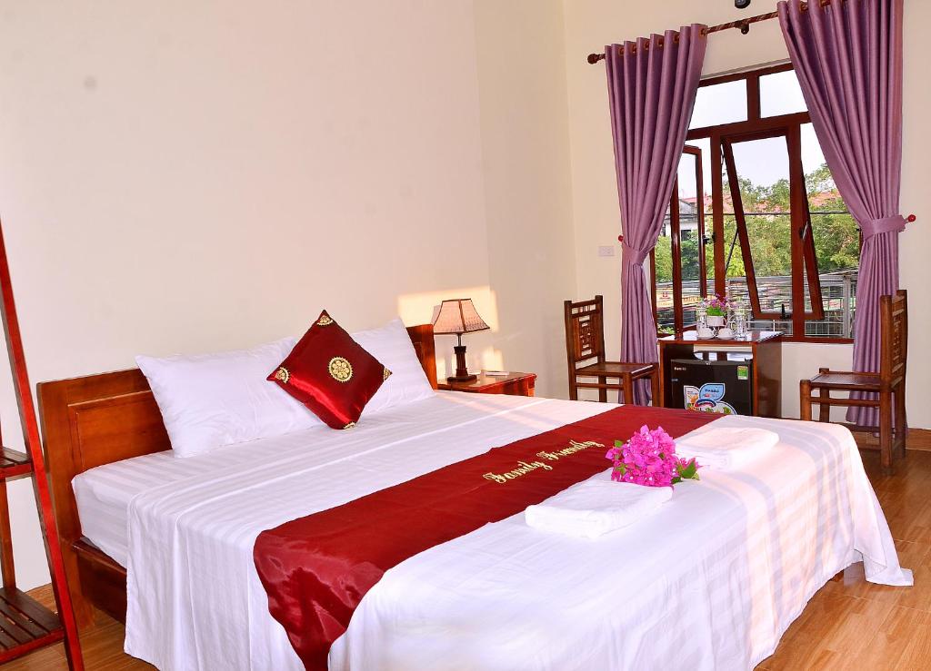 宁平Tam Coc Family Friendly Homestay的一间卧室配有一张大床,铺有红白毯子