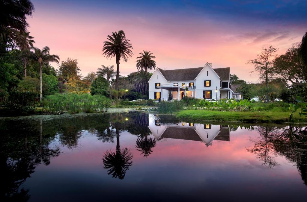 乔治The Manor House at Fancourt的前面有池塘的房子