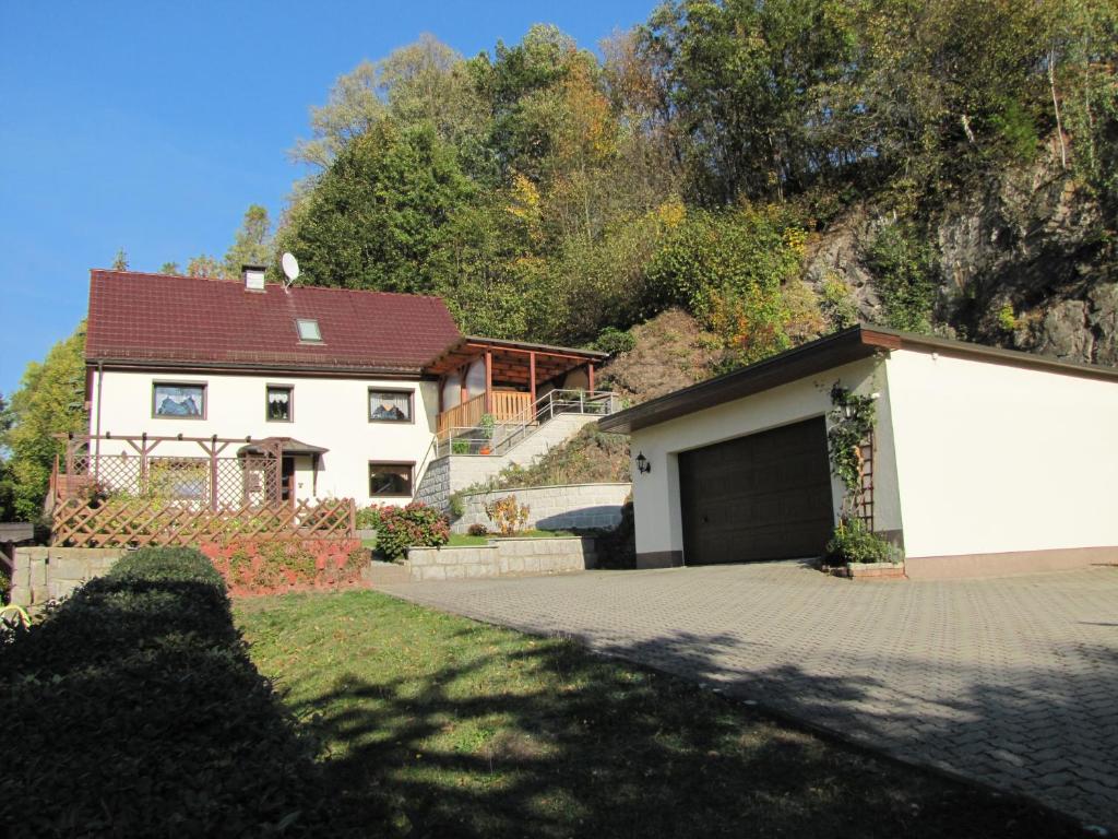霍恩斯泰因Ferienwohnung Schade的山前的白色房子,带车库