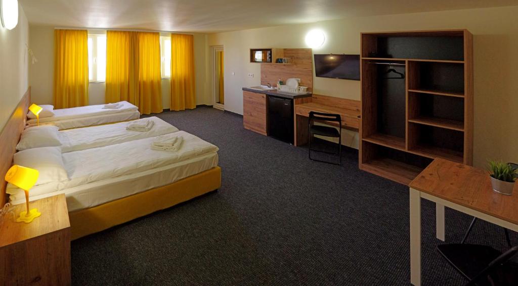 加布罗沃Стаи за Гости "ЦЕНТРАЛ" Фамилни Стаи & Апартаменти的酒店客房设有一张大床和一张书桌。
