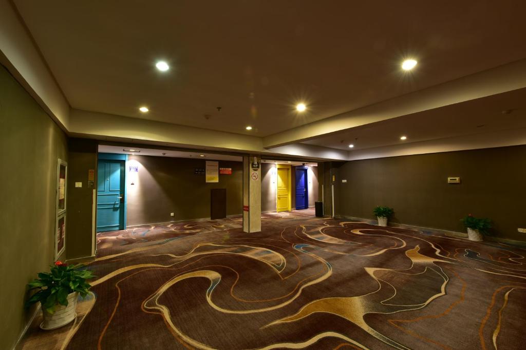 宁波季号精选酒店的一间大房间,地板上铺有蛇地毯