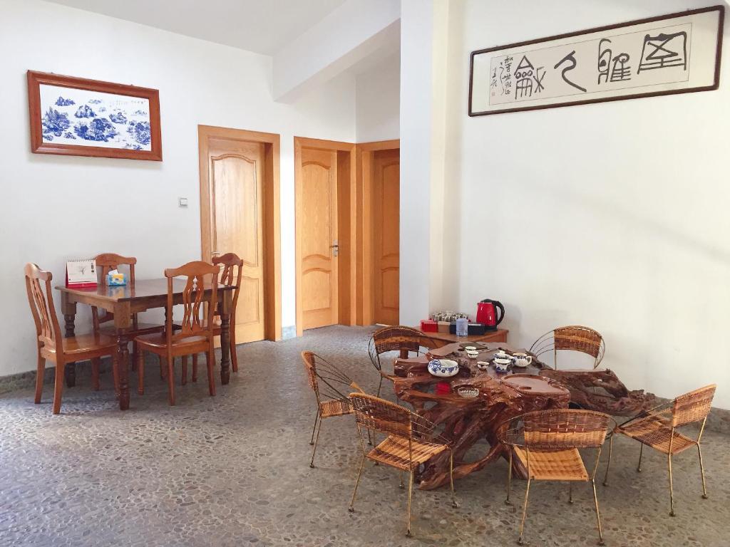 泰宁泰宁大金湖喜石之家古朴雅致复式楼四房三卫的一间带木桌和椅子的用餐室