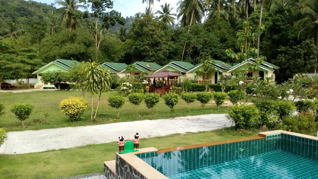 纳通市Tara Resort的享有带游泳池的房屋的空中景致