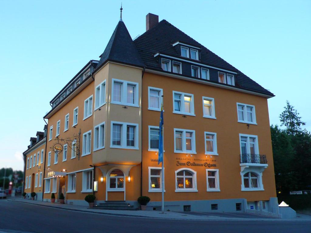 史塔卡赫祖姆格尔登欧森林酒店的街道边的一座橙色大建筑