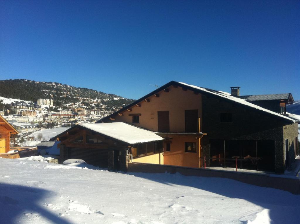 安格勒Chez Maguy Chambres d'hôtes et appartements的屋顶上积雪的房子