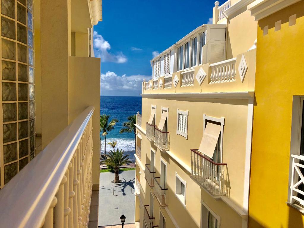 波多·纳奥斯Apartamentos El Faro的从酒店阳台可欣赏到海景