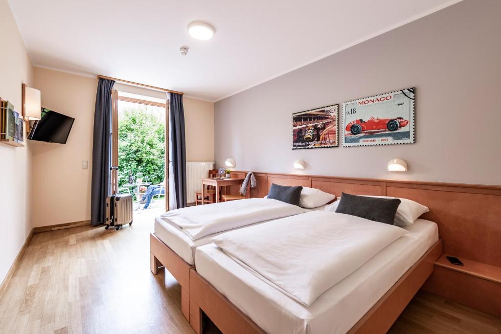 塞考菊法塞考酒店的一间卧室设有两张床和大窗户