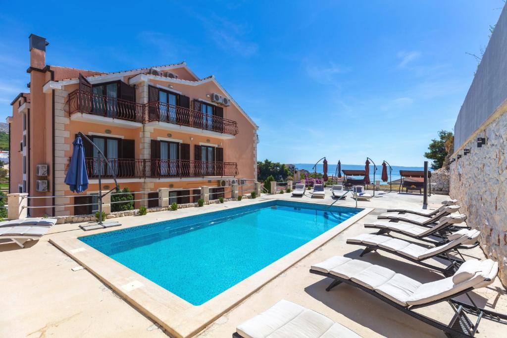 珀德垂那塞内塔旅馆的别墅 - 带游泳池和躺椅