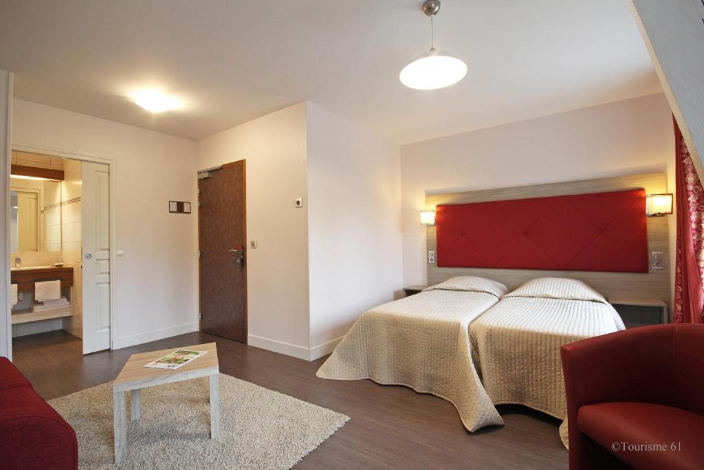 栋弗龙国际之家法兰西酒店的一间卧室配有一张红色床头板的床