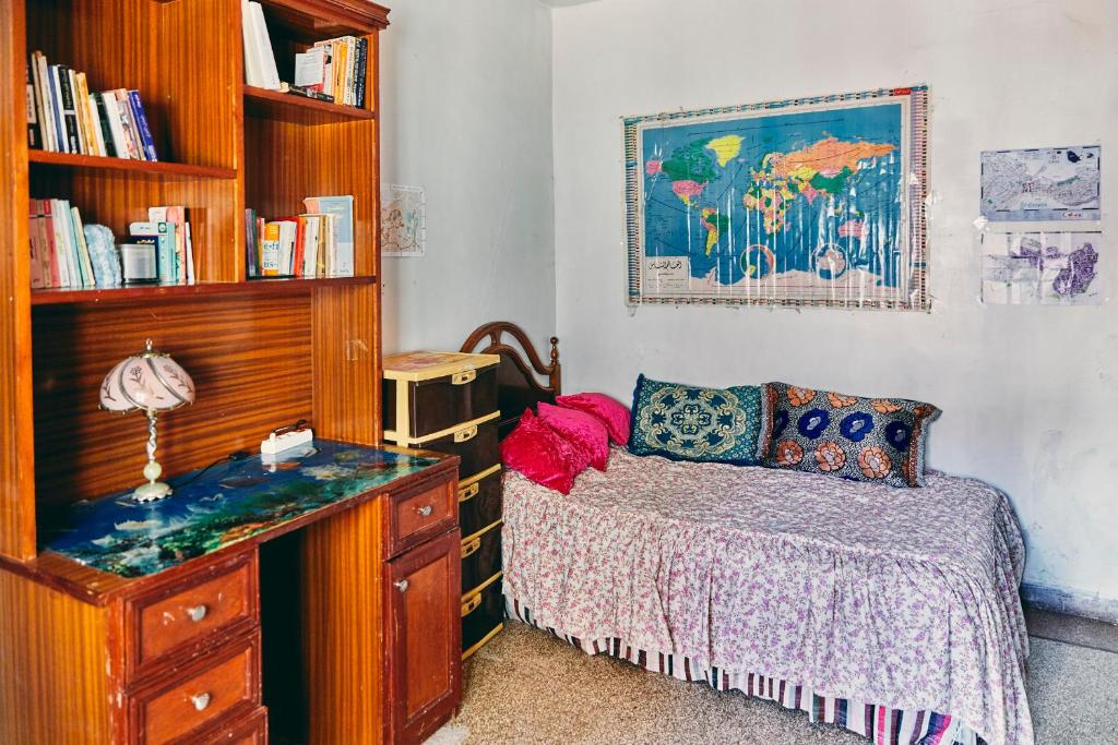 得土安Tetouan house的一间卧室配有一张床和一个带书桌的梳妆台。
