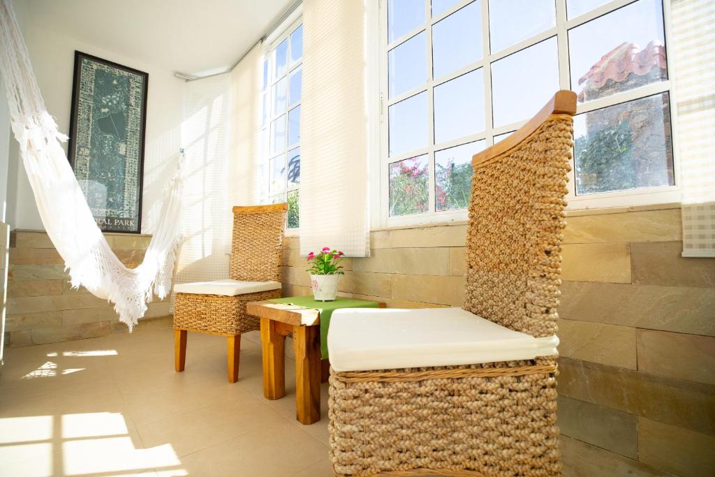 科拉雷侯Lima waikiki beach的客房设有桌椅和窗户。