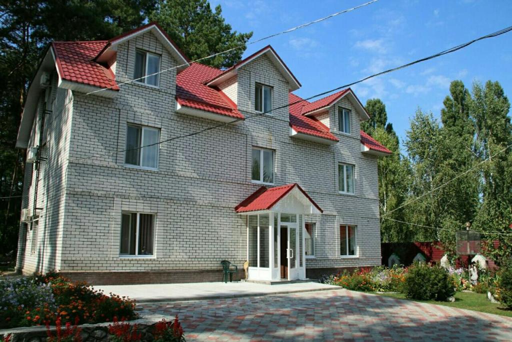 SvitlovodsʼkHotel Tropicana的白色的红色屋顶房屋