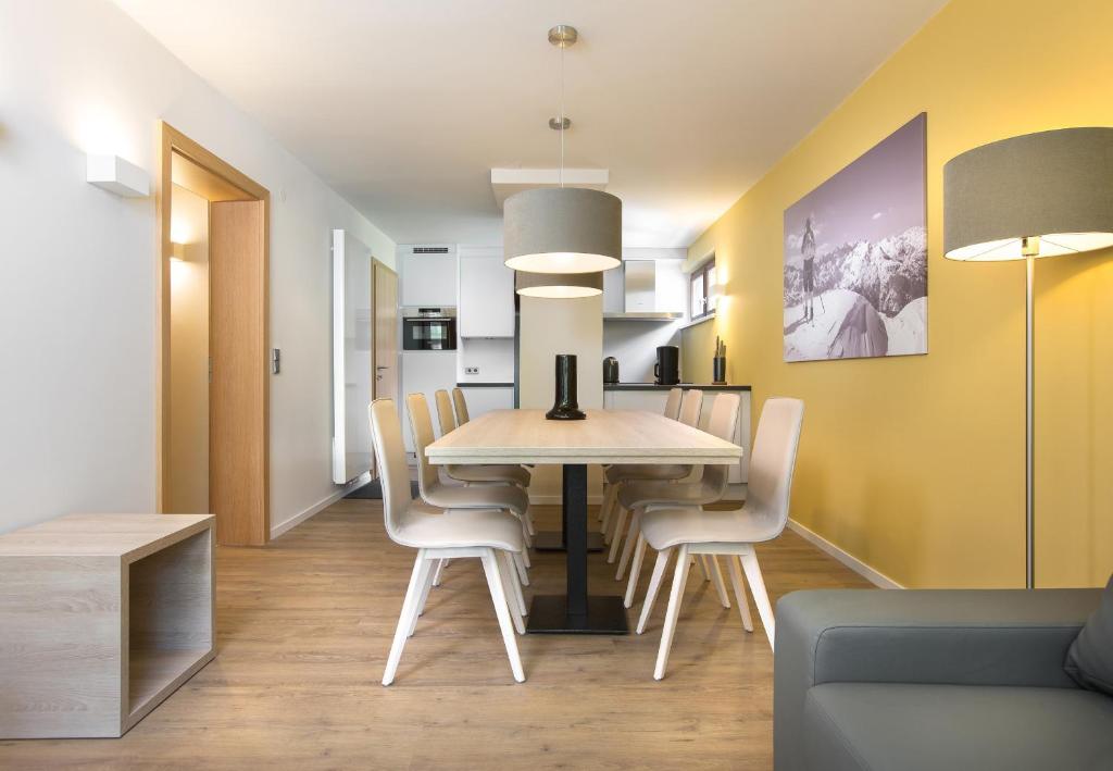 加舒恩Schima Drosa Apartments - Studios - by Pferd auf Wolke的用餐室以及带桌椅的厨房。