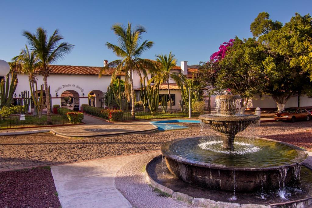 瓜伊马斯Hotel Playa de Cortes的一座建筑前庭院里的喷泉