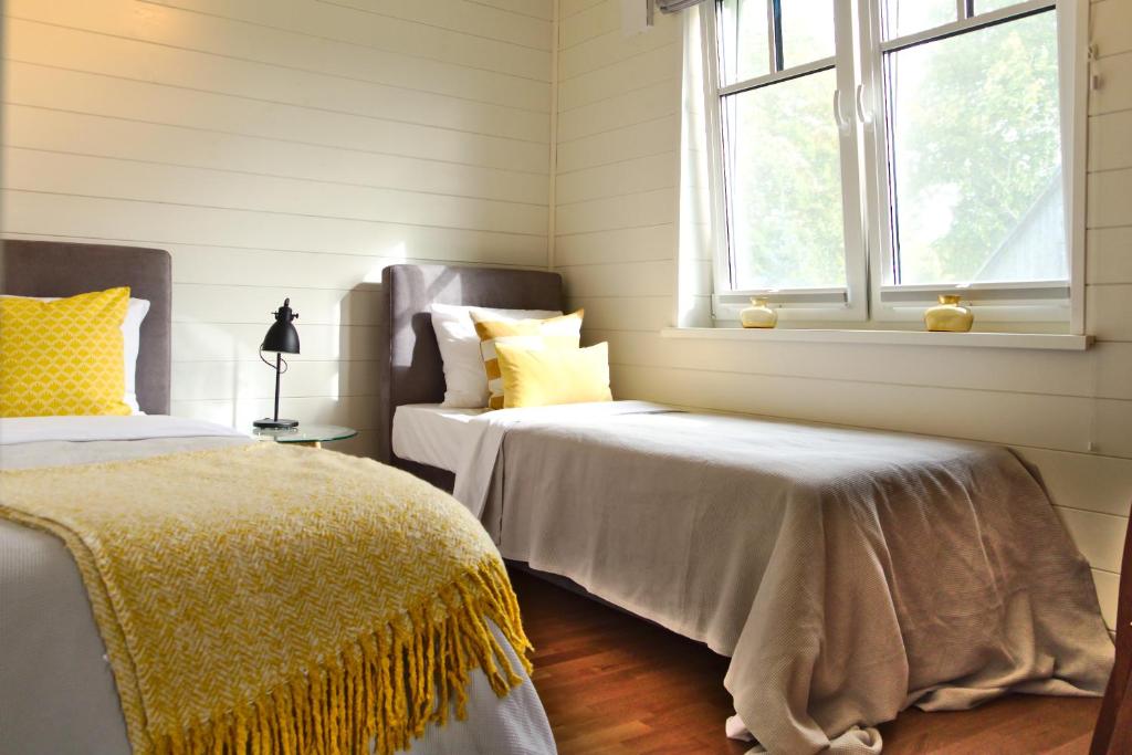 哈普萨卢Holmi Maja的一间卧室设有两张床和窗户。