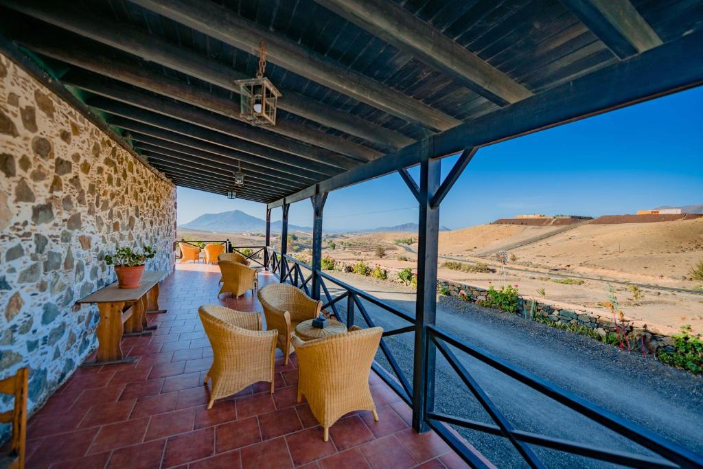 TesejeragueHotel Rural Huerto Viejo的庭院配有桌椅,享有沙漠美景