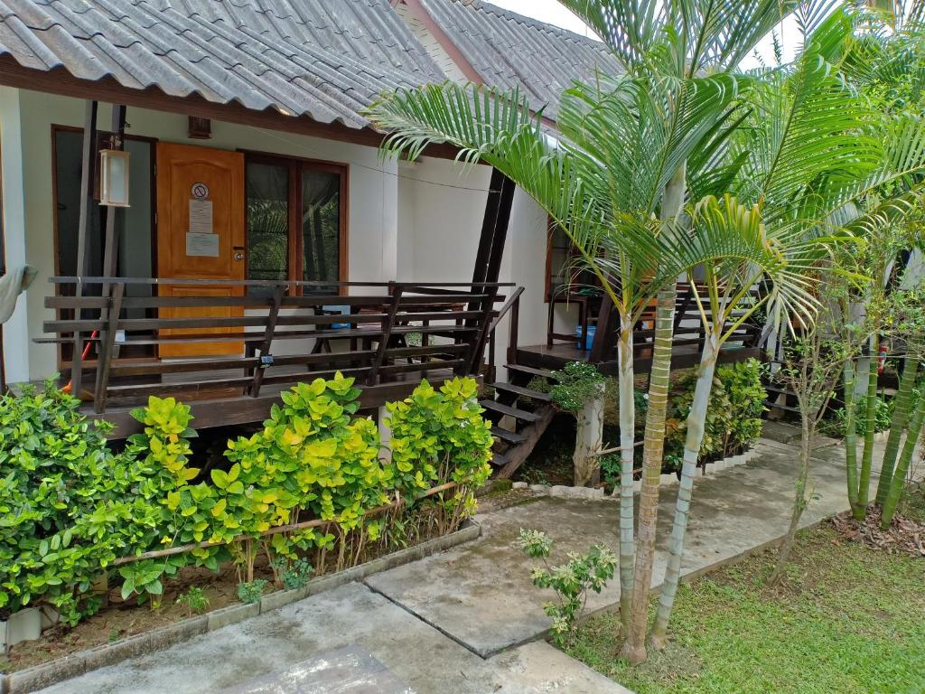 拜县paibaansuan的长凳和棕榈树的房子