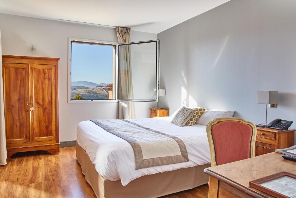 布鲁良普拉斯诺威酒店的一间卧室设有一张大床和一个窗户。