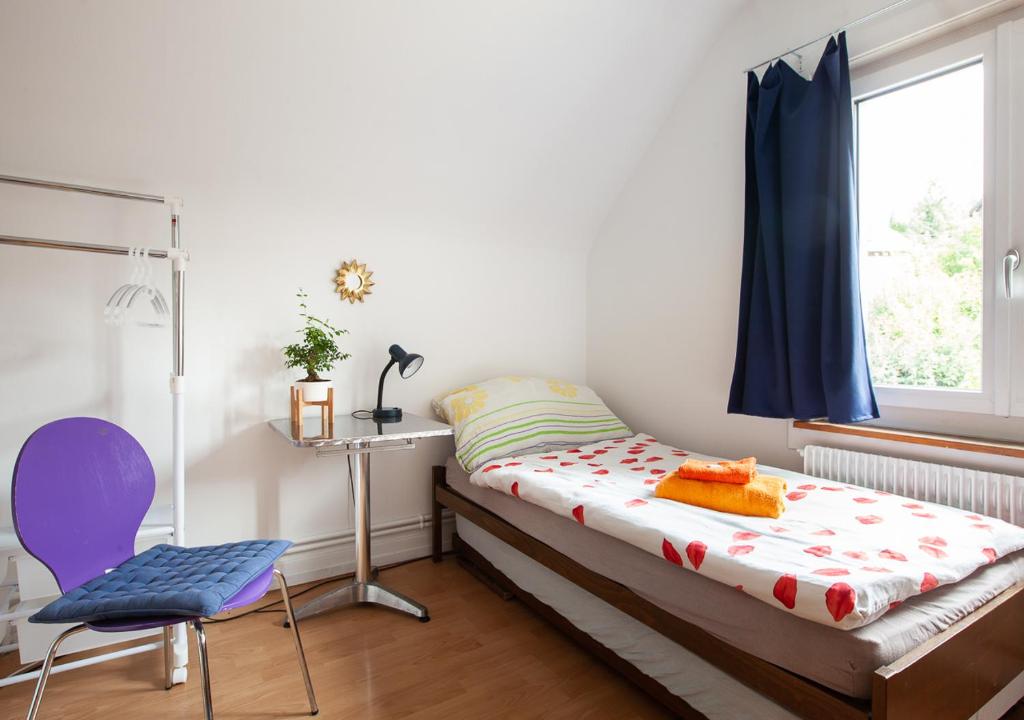 SeuzachBed&Breakfast Pinocchio的卧室配有床、椅子和窗户。