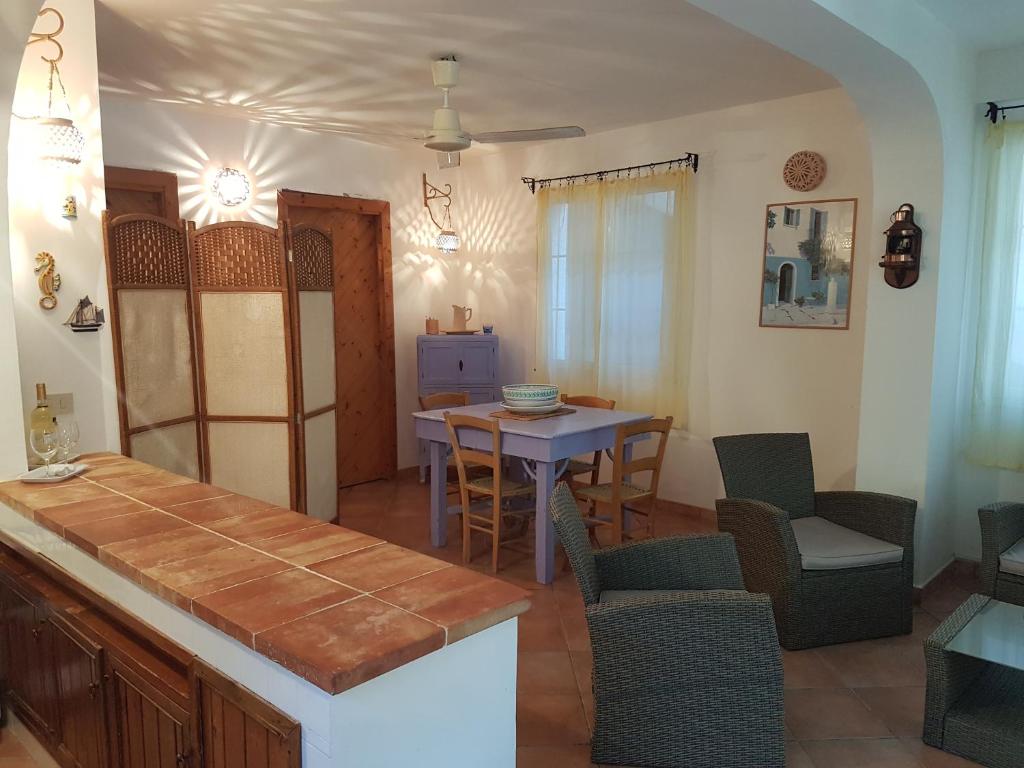 马劳萨Casa Vacanze Marausa Birgi KITE的厨房以及带桌椅的用餐室。