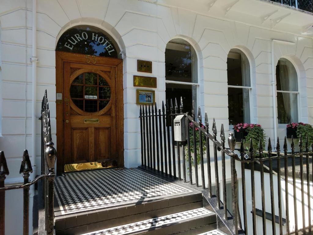 伦敦欧罗酒店的木门的建筑物入口