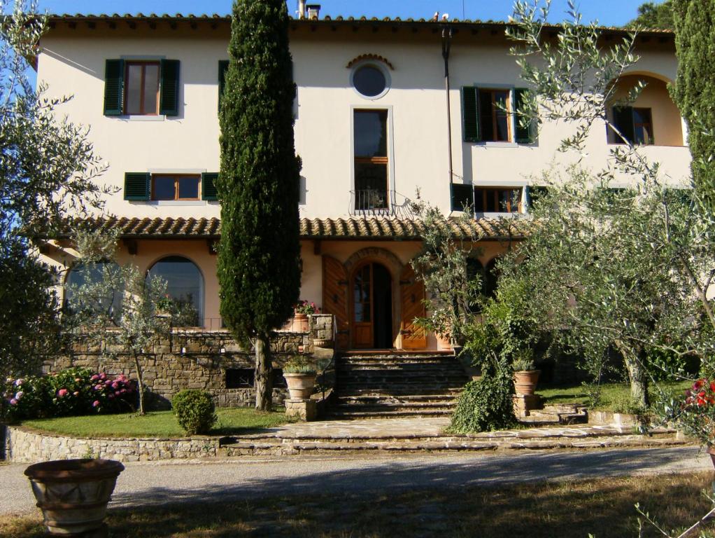 因普鲁内塔"Alle Montanine" Villa Poggio的花园中的房子