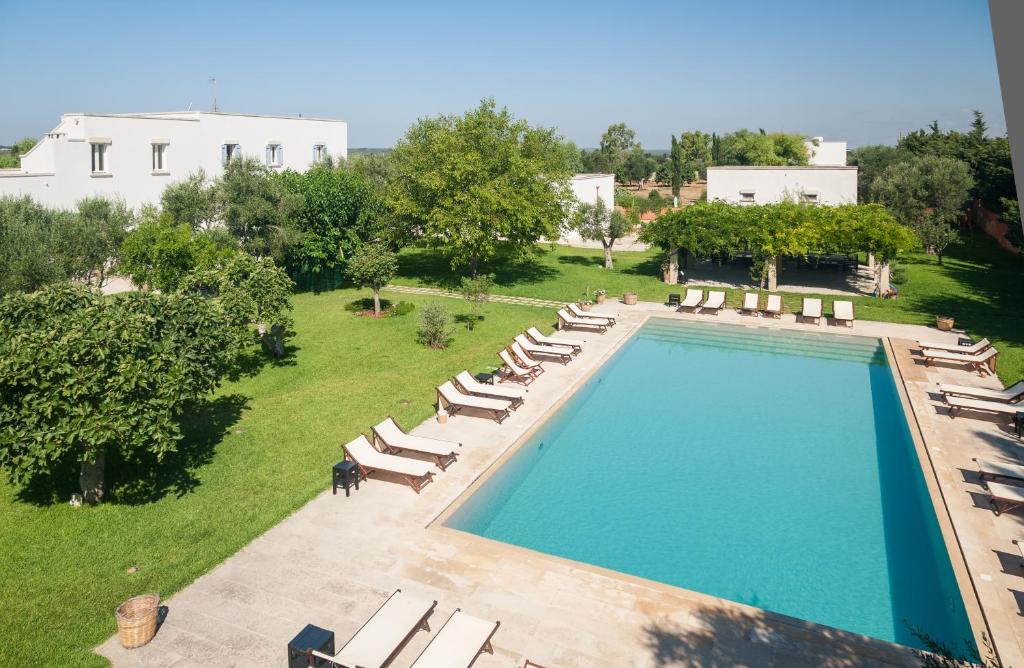 奥特朗托马赛利亚蒙特劳洛酒店的享有带躺椅的游泳池的顶部景致
