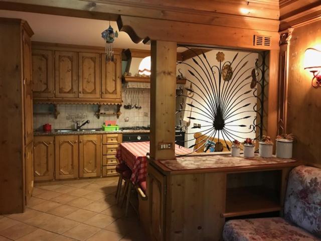 科尔蒂纳丹佩佐Sweet Home的一间厨房,内设木制橱柜和一个小岛