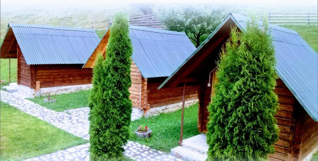 莫伊科瓦茨Bungalovi Vukovic的前面有树木的小木屋