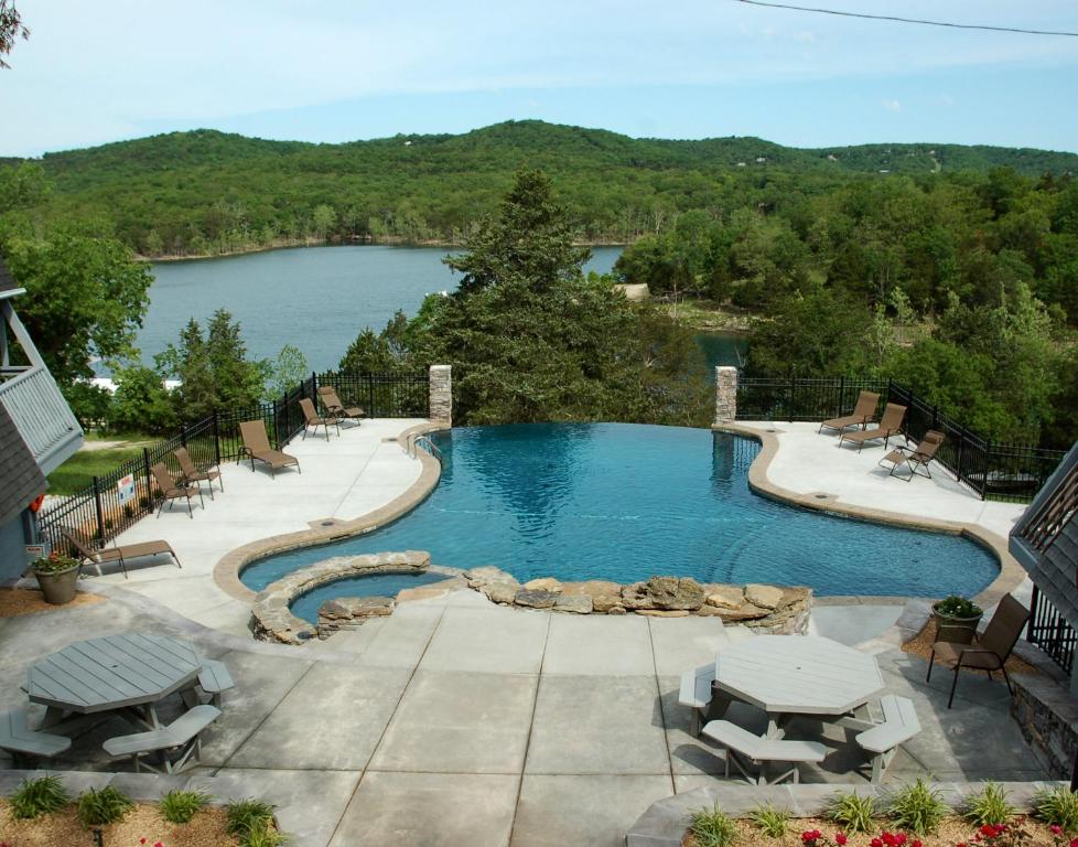 布兰森Alpine Lodge Resort的享有湖景的游泳池