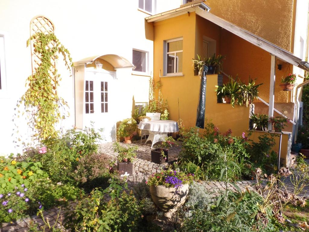 拉德博伊尔Ferienwohnung Simone的花园,位于种有植物的黄色房子前