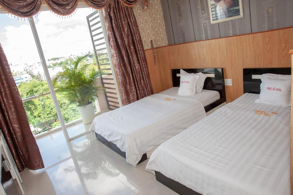 波来古市玉会酒店的酒店客房设有两张床和窗户。