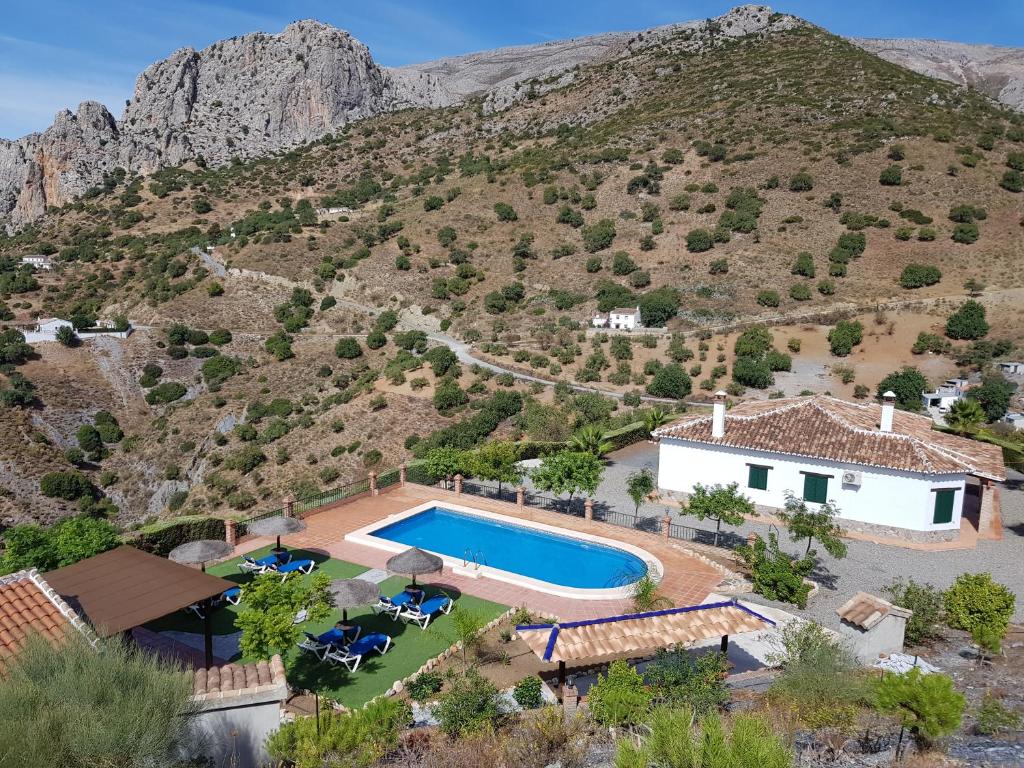埃尔乔罗Casa Rural El Puerto的享有带游泳池的别墅的空中景致