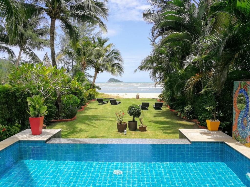 象岛马尼普拉别墅的享有海滩和海洋景致的游泳池