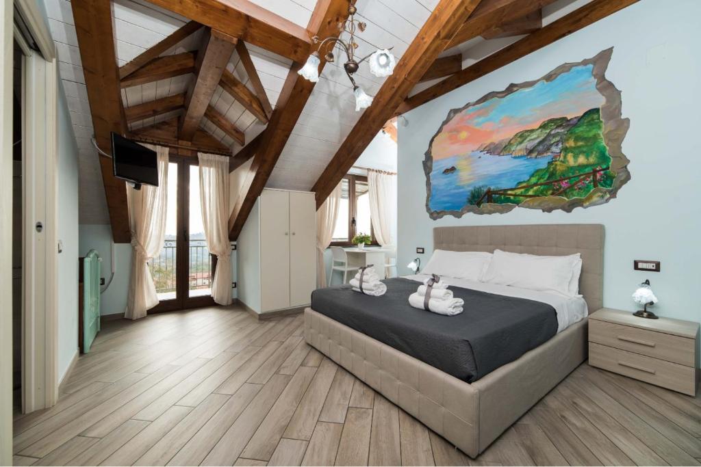 阿杰罗拉客邦塔住宿加早餐旅馆的卧室配有一张床,墙上挂有绘画作品