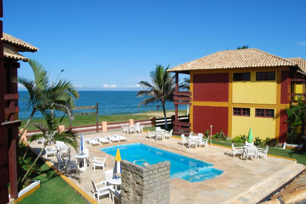 马拉塔伊济斯波尔塔巴拉旅馆的海边带游泳池的房子