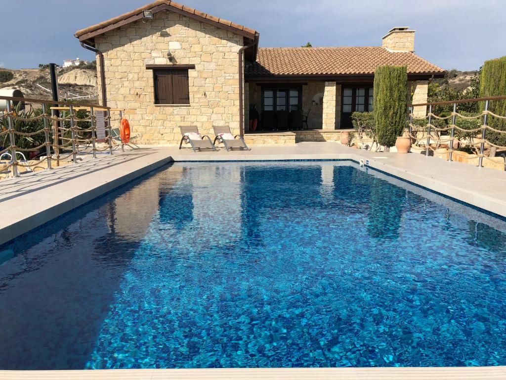 MaroniParadise Traditional House的一座房子前面的蓝色海水游泳池