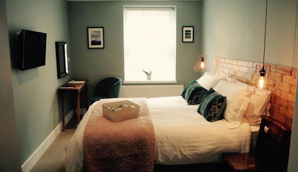 普尔赫利Rooms at Martha Jones的一间卧室设有一张大床和窗户