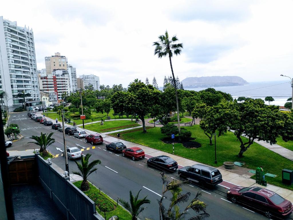 利马Miraflores Frente al Mar的享有城市街道的景色,设有停车位