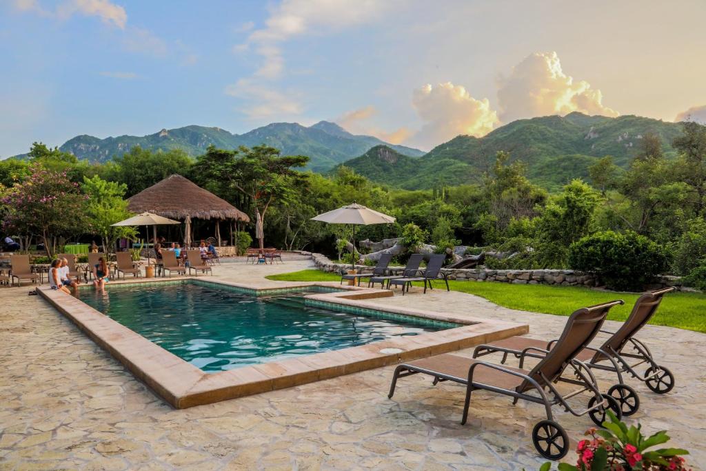 阿拉莫斯El Pedregal - Hotel en la Naturaleza的山地度假村的游泳池