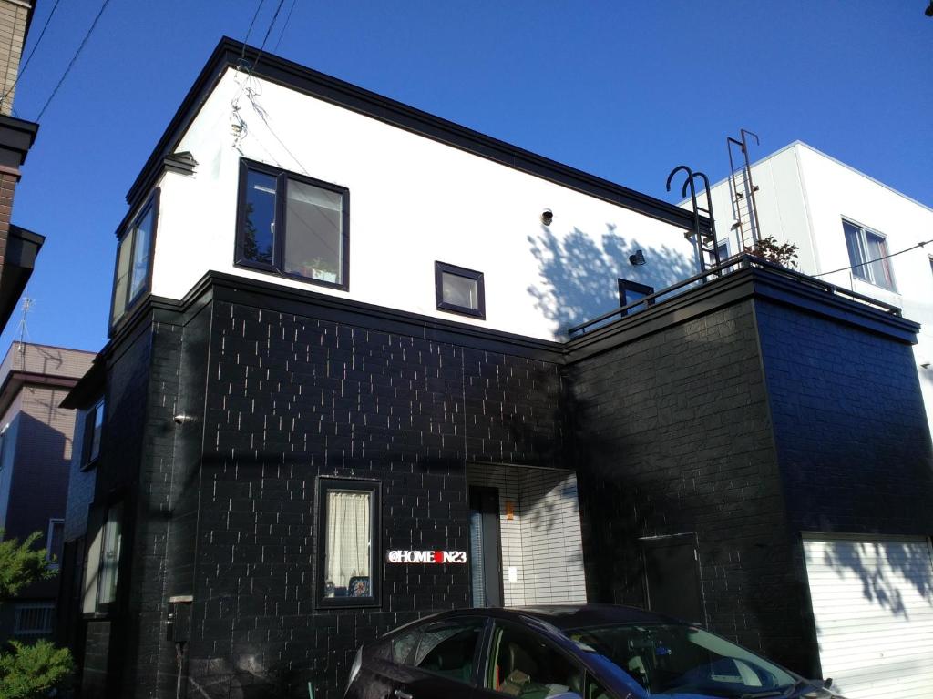 札幌At Home N23的黑白房子,黑砖墙