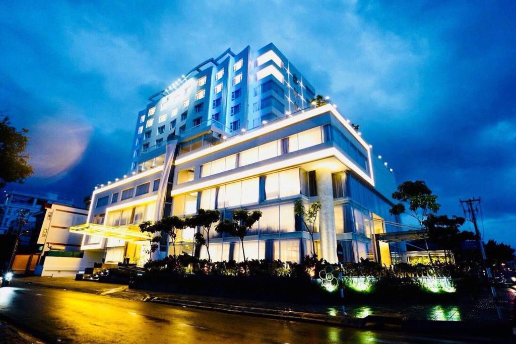永隆Khách sạn Sài Gòn Vĩnh Long的夜行的街道上一座白色的大建筑