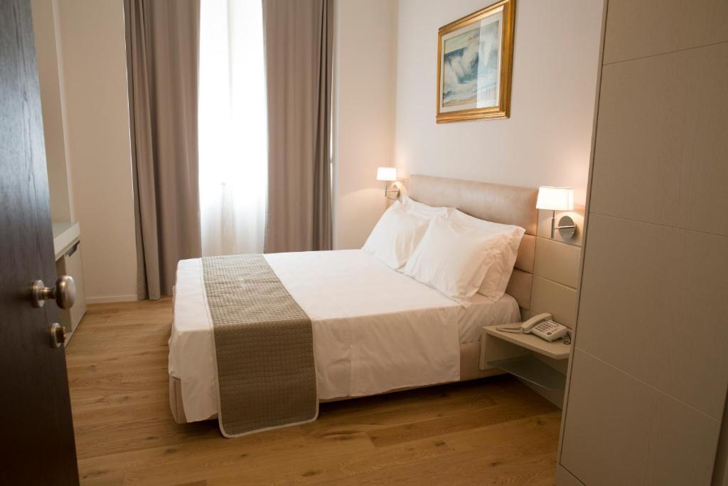 普拉托Boutique Hotel Enia的酒店客房设有床和窗户。