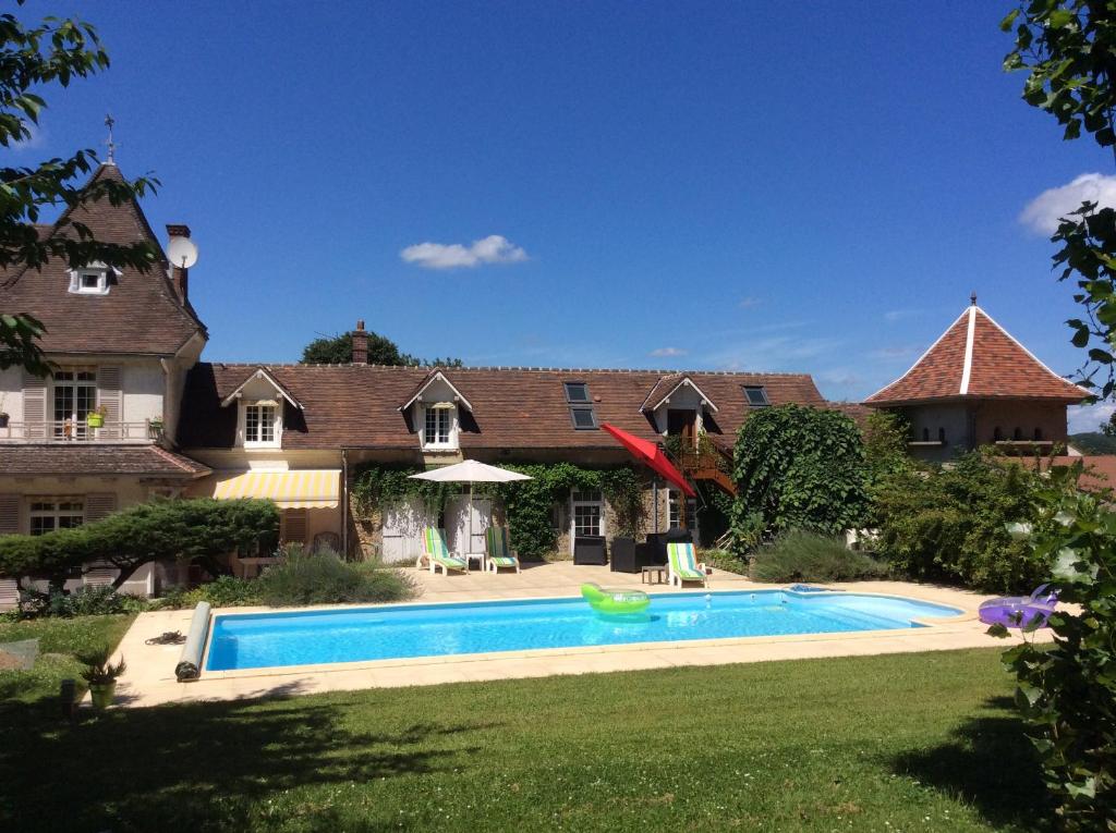BoutignyL’Orme des voyageurs的庭院中带游泳池的房子