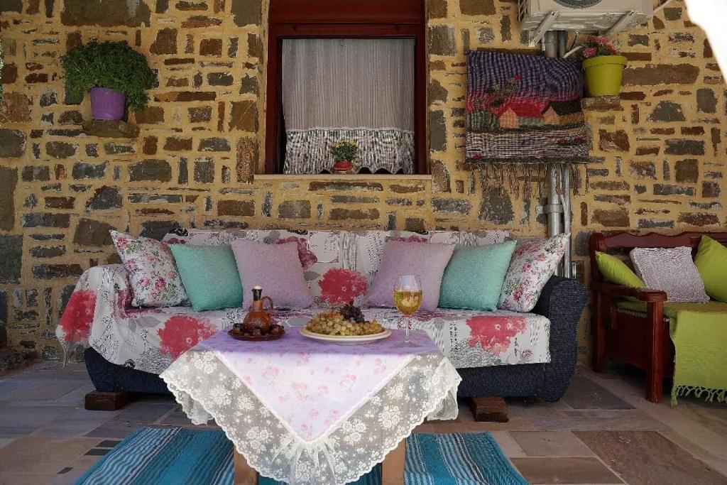StáviaiStavies Traditional Stone House的客厅配有桌子和沙发