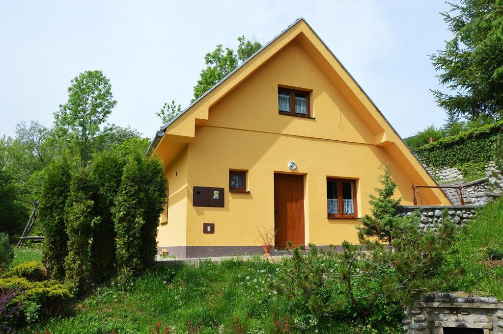 BobrovníkChata Kubko的黄色的茅草屋顶度假屋